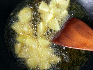 16、鱼香地三鲜,土豆炸至金黄捞出。