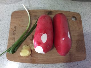 1、香炸萝卜丸,准备材料，喜欢葱姜的可以多加一点