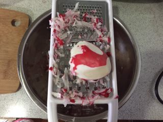 2、香炸萝卜丸,萝卜刨丝