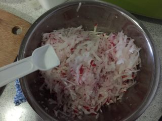 3、香炸萝卜丸,放适量的盐