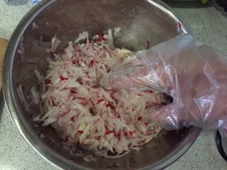 4、香炸萝卜丸,抓匀，腌制10分钟 至出水