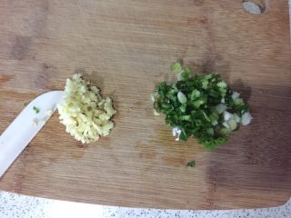 5、香炸萝卜丸,姜切末、葱切末