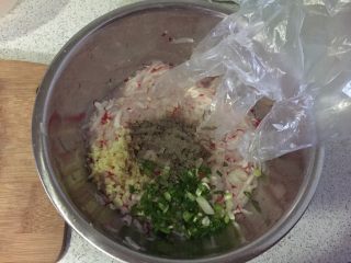 6、香炸萝卜丸,放 葱 姜 黑胡椒粉 糖 拌匀