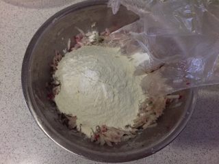 7、香炸萝卜丸,放入面粉