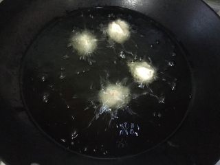 10、香炸萝卜丸,放进去，四圈快速冒泡，但不会立马变色油温就差不多了，保持中小火