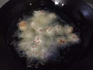 11、香炸萝卜丸,放适量的丸子，不可放太多