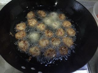 12、香炸萝卜丸,继续炸