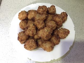 13、香炸萝卜丸,至淡金黄色捞出