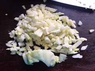 1、鹅肝酱蛋炒饭,卷心菜洗净切小丁备用