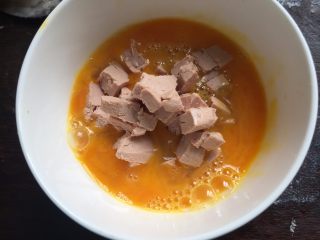 5、鹅肝酱蛋炒饭,把鹅肝酱丁放入蛋液里，加点盐和料酒拌匀
