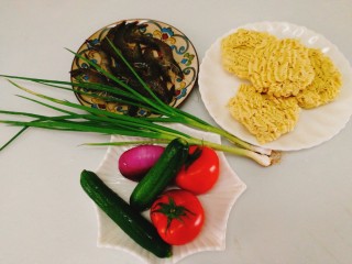 1、了不起的小番茄+茄汁鲜虾鸡蛋面,食材准备好