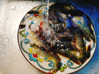 2、了不起的小番茄+茄汁鲜虾鸡蛋面,活虾哦，将虾剪去须冲洗备用