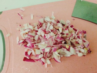 4、了不起的小番茄+茄汁鲜虾鸡蛋面,洋葱切小