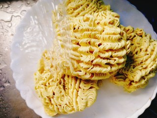 5、了不起的小番茄+茄汁鲜虾鸡蛋面,碗面冲洗干净即可