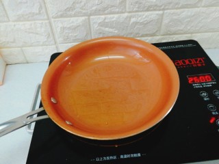 9、了不起的小番茄+茄汁鲜虾鸡蛋面,起油锅，先煎鸡蛋