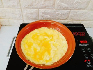 10、了不起的小番茄+茄汁鲜虾鸡蛋面,倒入鸡蛋液，摊开成鸡蛋饼，两面煎好即可