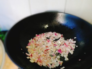 15、了不起的小番茄+茄汁鲜虾鸡蛋面,倒入洋葱末爆香