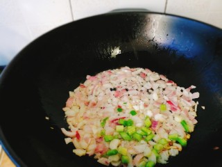 16、了不起的小番茄+茄汁鲜虾鸡蛋面,加入葱白，爆香