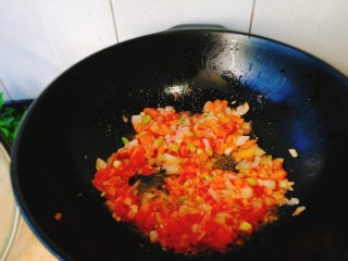 18、了不起的小番茄+茄汁鲜虾鸡蛋面,翻炒均匀出红油