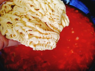 23、了不起的小番茄+茄汁鲜虾鸡蛋面,煮开后加入碗面