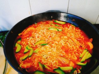 28、了不起的小番茄+茄汁鲜虾鸡蛋面,最后加入小黄瓜即可 ，不用加鸡精哦，味儿已经非常棒了，????????????????????