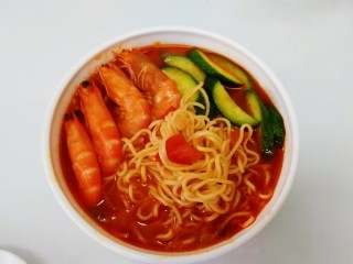 29、了不起的小番茄+茄汁鲜虾鸡蛋面,装入碗里