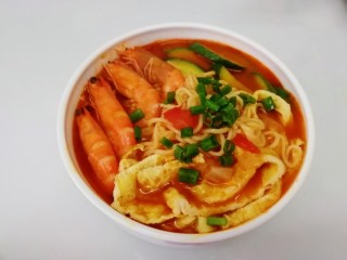 30、了不起的小番茄+茄汁鲜虾鸡蛋面,将煎鸡蛋摆上，撒点葱花，操作简单又好吃的茄汁鲜虾鸡蛋面就完成了，????????????????