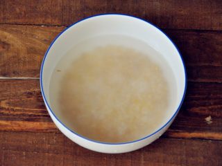 2、五谷杂粮炒饭,燕麦米提前侵泡3小时。