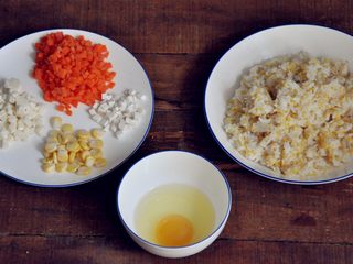 5、五谷杂粮炒饭,杂粮饭煮好了，准备炒饭的食材。