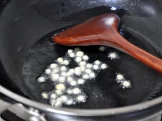 6、五谷杂粮炒饭,锅中放油，热油，倒入杏鲍菇丁，翻炒几下。