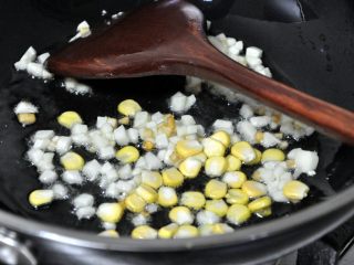 7、五谷杂粮炒饭,倒入山药玉米，继续翻炒几下