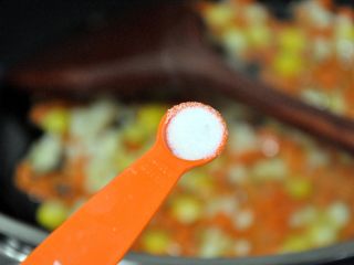 9、五谷杂粮炒饭,倒入一小勺盐，翻炒均匀。