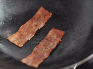2、芝士土司夹,油锅烧热，将培根煎熟