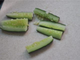 3、芝士土司夹,黄瓜切条备用