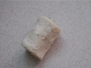 6、芝士土司夹,土司切去四周的皮将做好的芝士卷呈对角裹起来