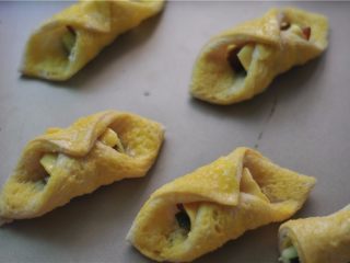 11、芝士土司夹,全部做好后摆进烤盘