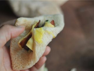 8、芝士土司夹,接口处涂点鸡蛋液，沾起来