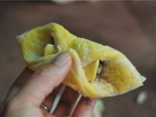 9、芝士土司夹,表面刷上鸡蛋液，用手稍微按压下