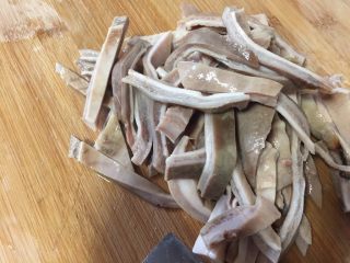 10、猪肚包鸡,猪肚切成条状。