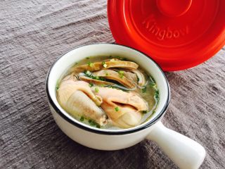 12、猪肚包鸡,撒上葱花，香味扑鼻。