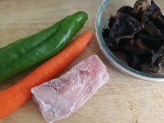 1、鱼香肉丝,主料：冻里脊肉，尖椒，胡萝卜，泡发好焯过水的木耳。