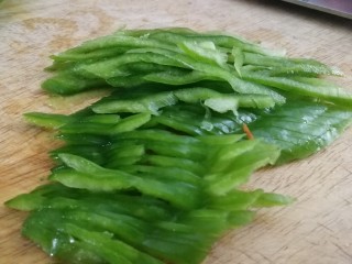 3、鱼香肉丝,尖椒洗净，去籽去筋，切丝。