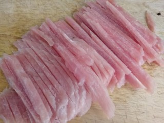 5、鱼香肉丝,冻过的里脊肉，切细条。