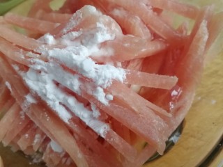 6、鱼香肉丝,放入淀粉和一个蛋清。