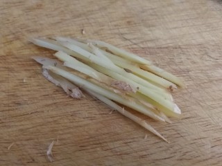 9、鱼香肉丝,姜片切丝。