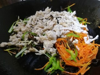 15、鱼香肉丝,放入肉丝文火翻炒均匀。