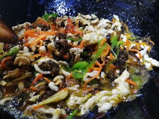 17、鱼香肉丝,沿锅边一圈淋上料汁，文火翻炒，把料汁收浓稠即可。