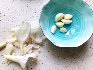 3、蒜蓉拌鸡蛋,剥出六瓣