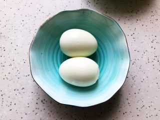 4、蒜蓉拌鸡蛋,鸡蛋去壳