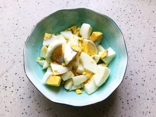 5、蒜蓉拌鸡蛋,切碎